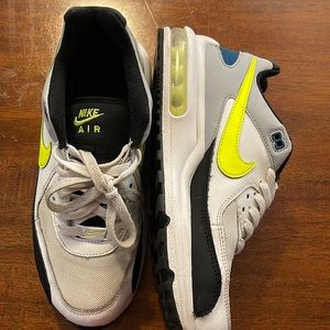 Boys Nike Airmax shoes size 5.5